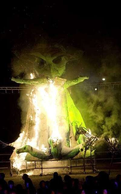 Estamos feitos num oito
Estamos feitos num oito