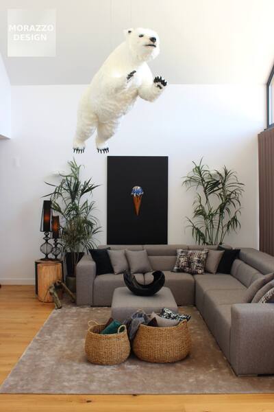 Urso polar levita na sala de estar!
Urso polar levita na sala de estar!